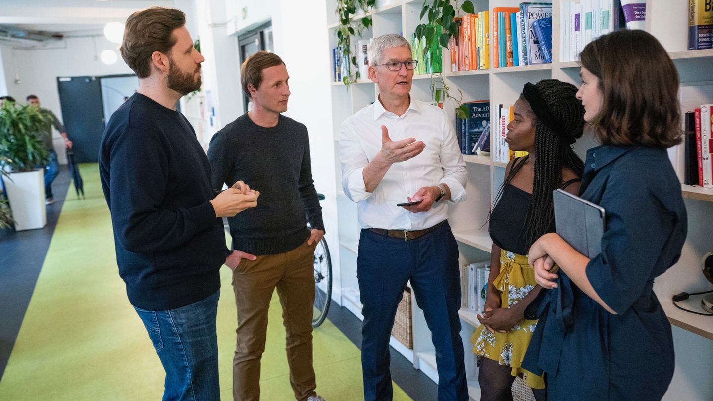 Apple CEO Tim Cook at Blinkist HQ
